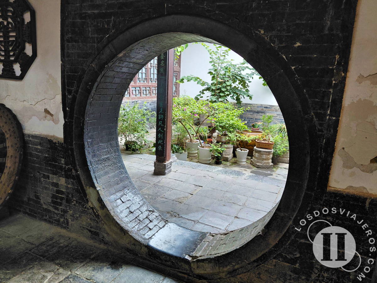 Las bonitas puertas redondas de piedra en la Mansión Gao