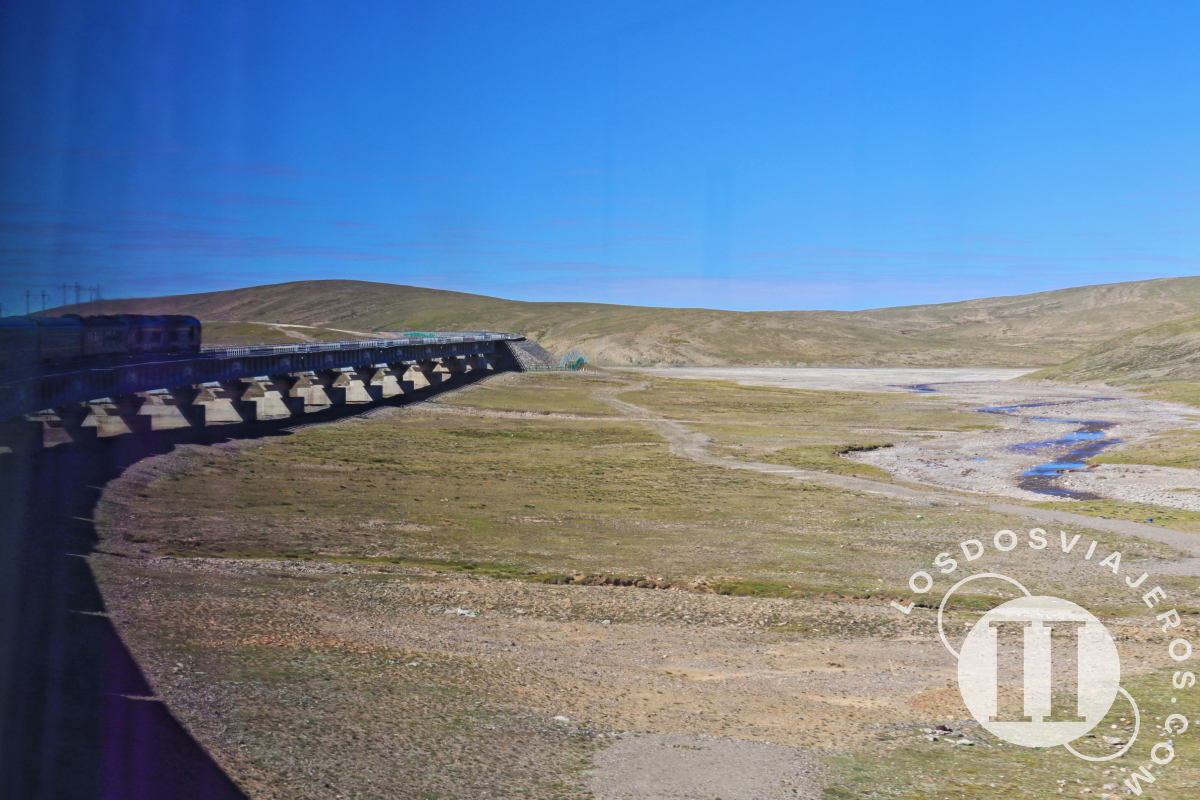 Vía haciendo curva, transtibetano