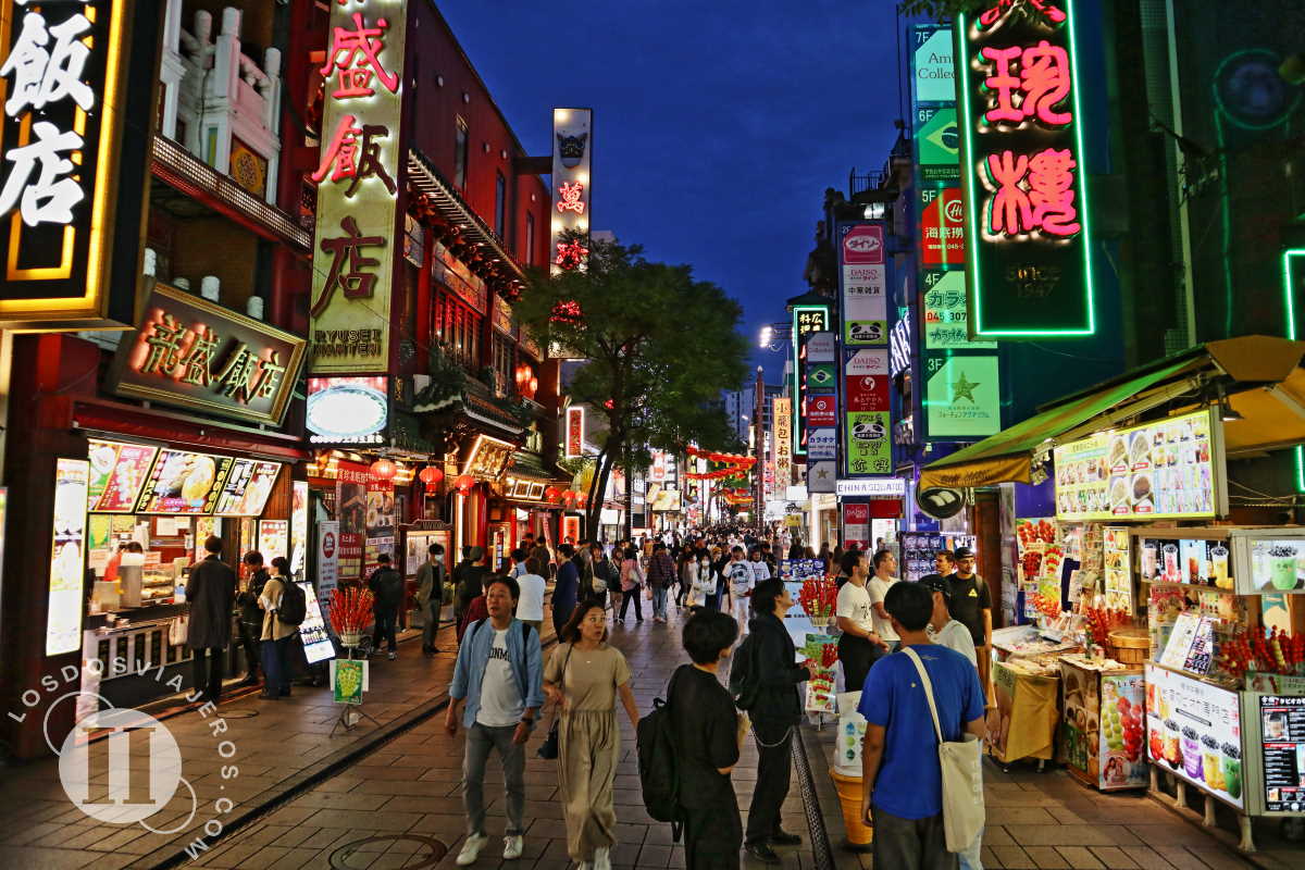 Calle principal del barrio de chinatown de Yokohama