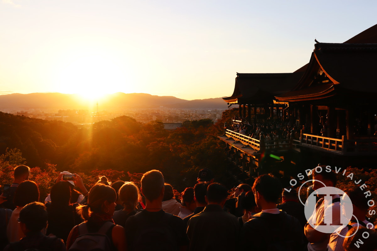 Disfrutando de ka caída del sol desde Kiyomizu-dera