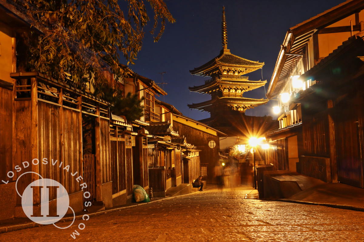 Que ver en Kioto en 3 dias, pagoda Yasaka de noche