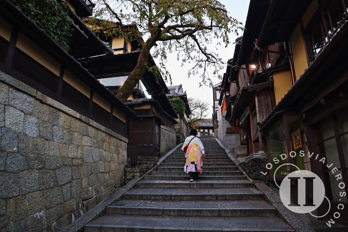 Las calles de Kioto al amanecer sin gente