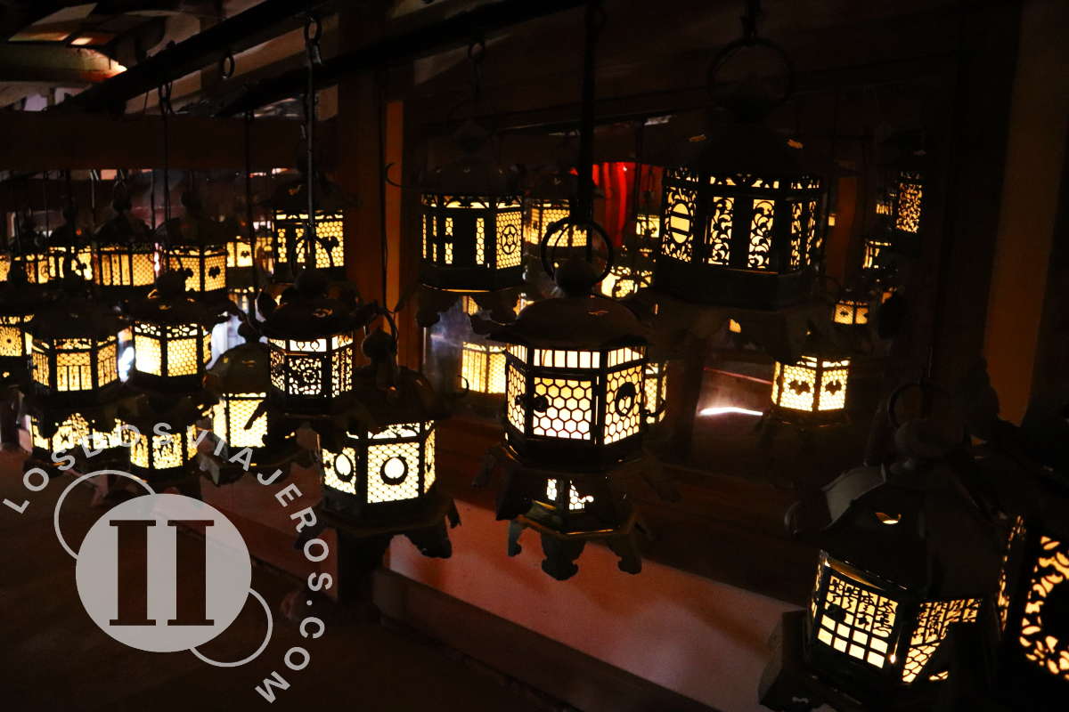 Linternas encendidas en el Santuario Kasuga Taisha