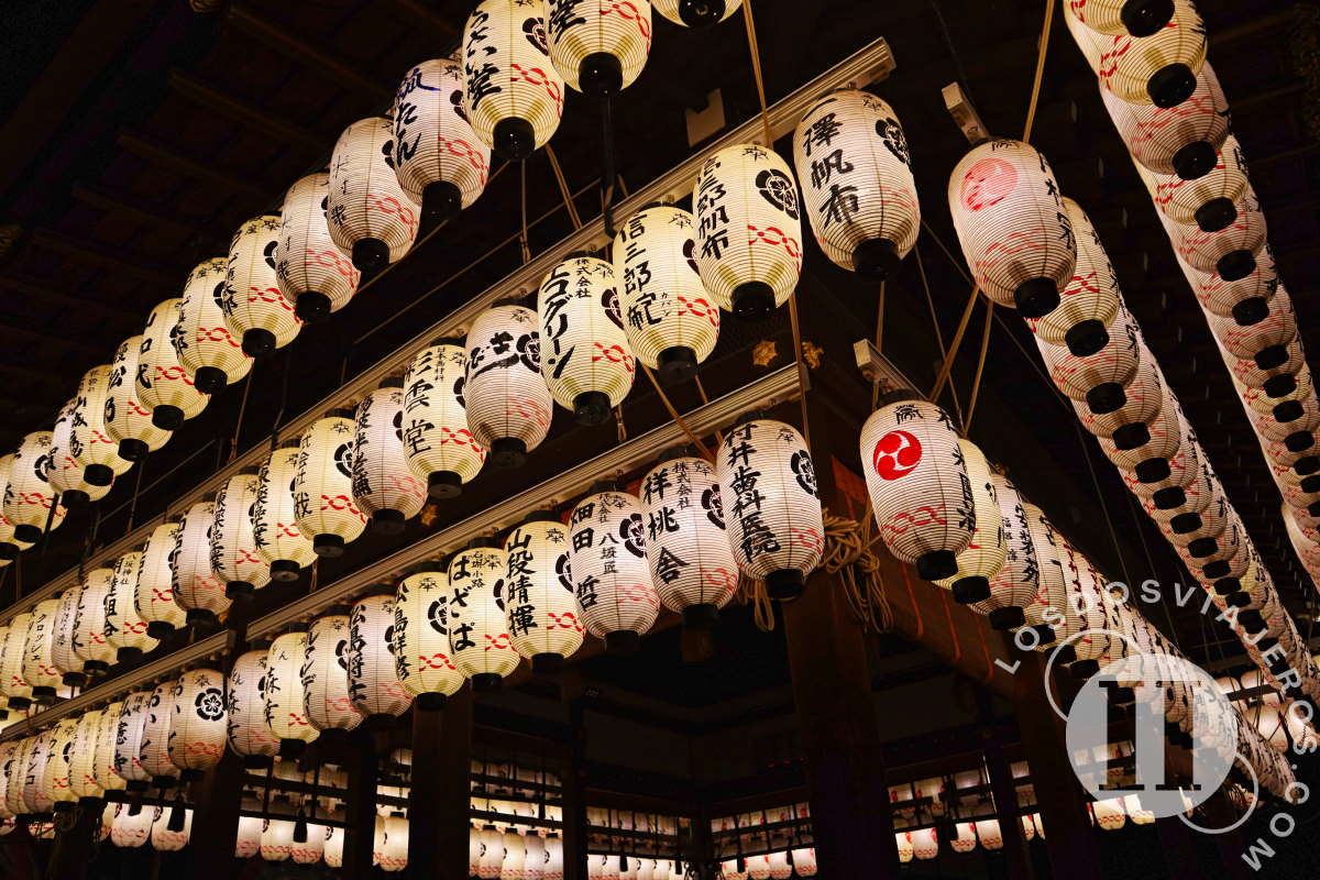 Los farolillos iluminados en el Santuario Yasaka