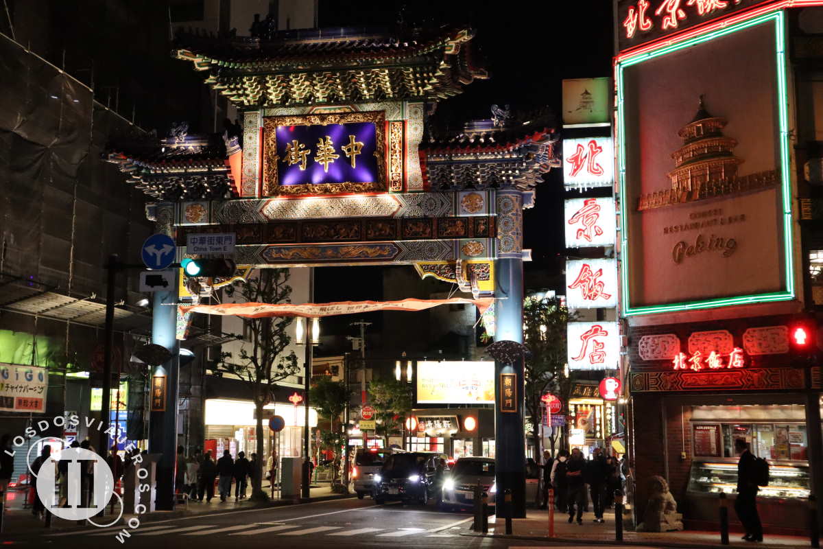 Puerta Choyo Mon, chinatown de Yokohama de noche
