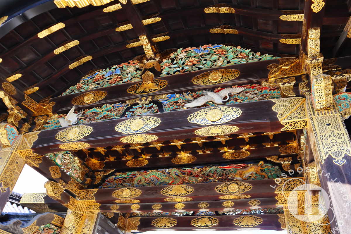 Detalle de las tallas de la puerta Higashi Ote-mon
