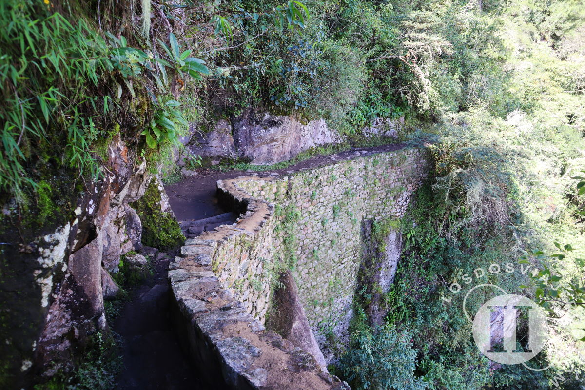 Camino angosto al Puente Inka