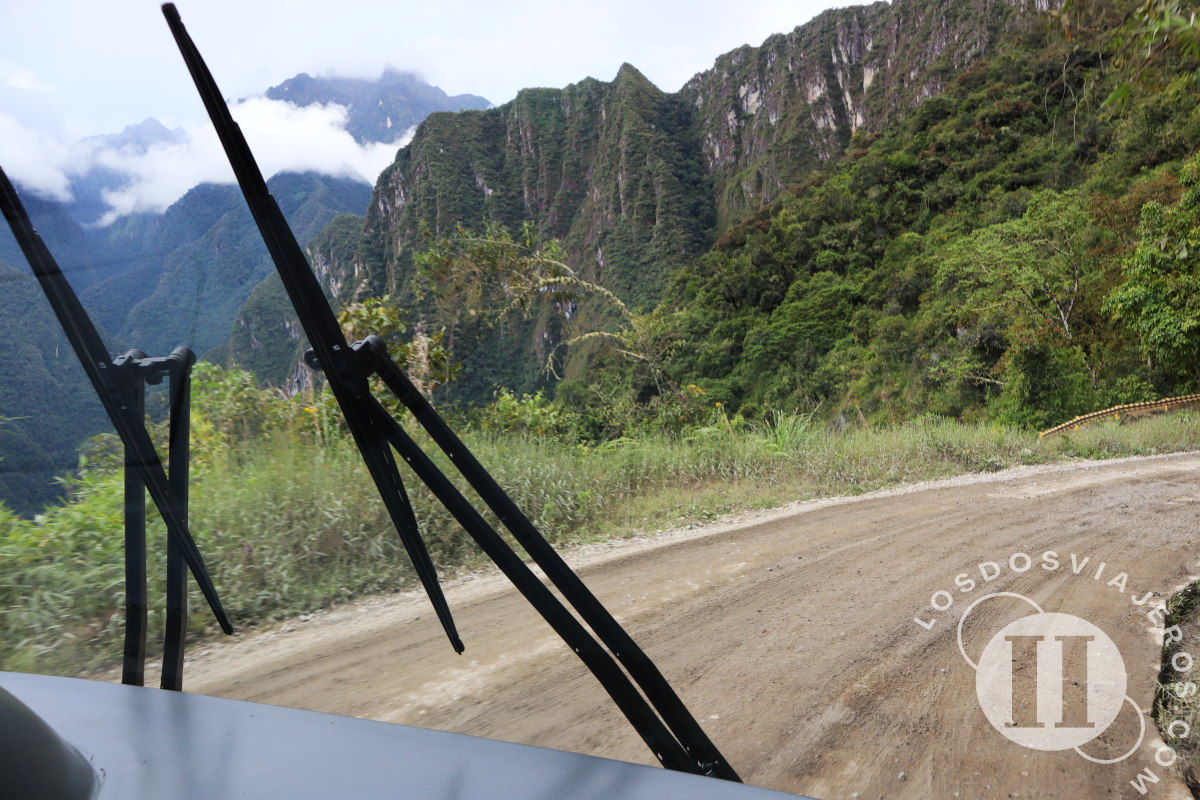 Camino de ascenso a Machu Picchu en autobús