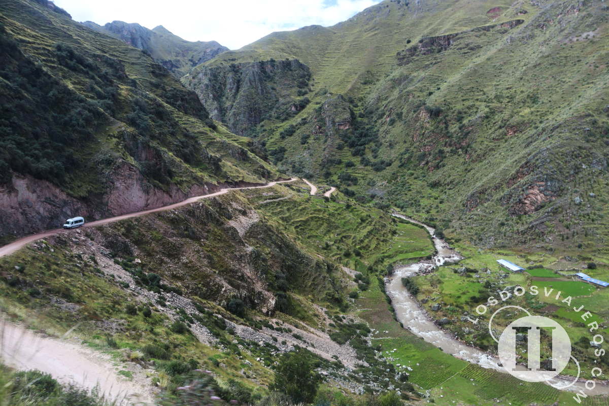 Carretera para llegar a la montaña de 7 colores