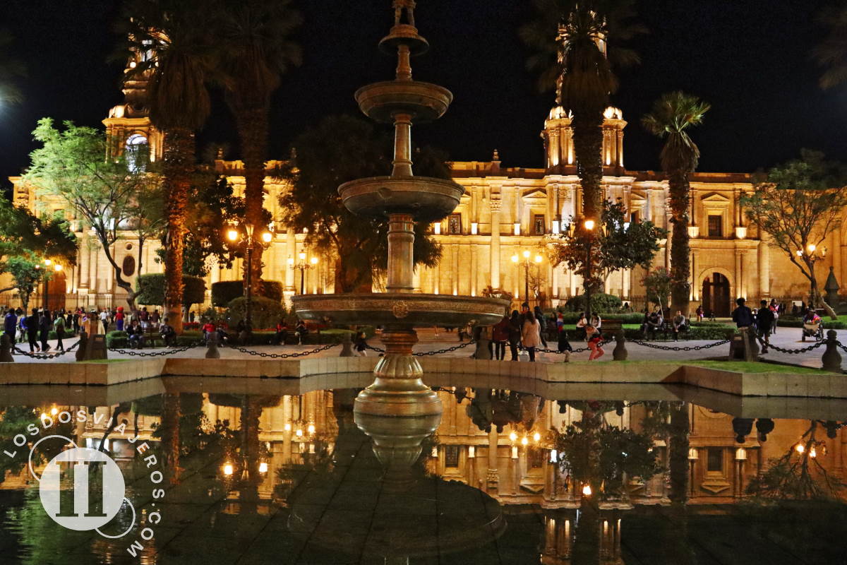 Fuente de la plaza de armas de Arequipa de noche