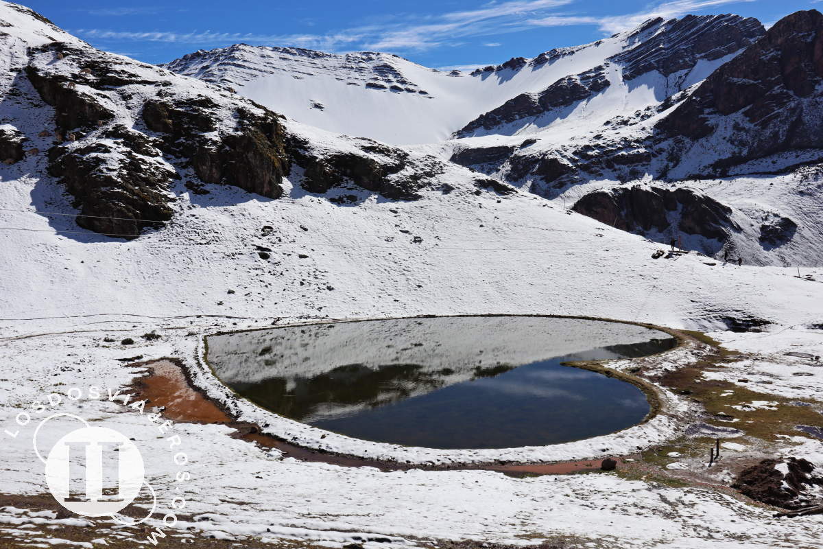 Lago con forma de corazón, Montaña de 7 colores en Perú