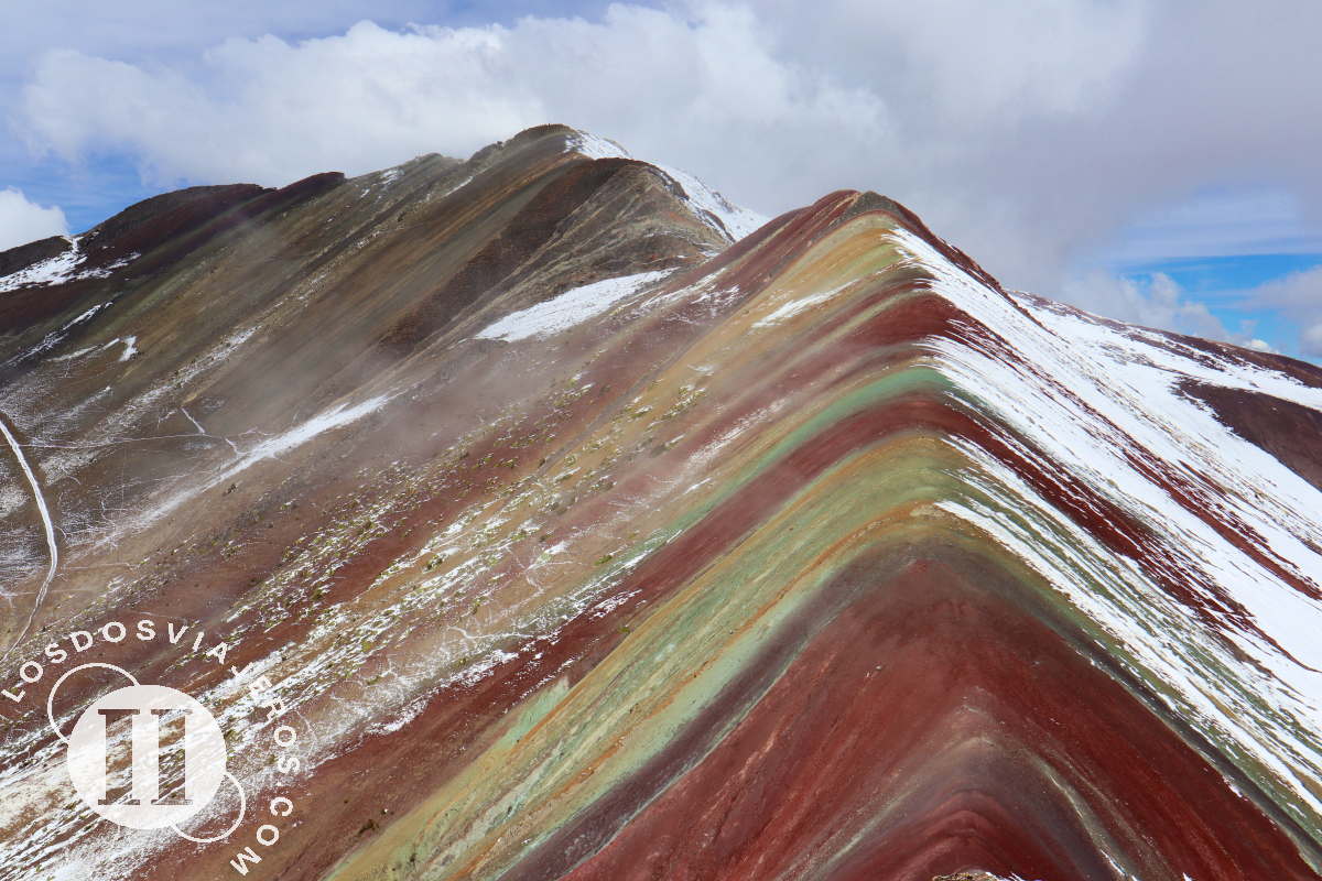 Montaña de 7 colores con nieve