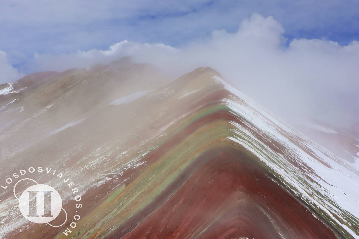 La niebla despejándose en la montaña de colores