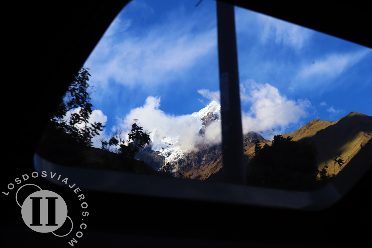 Vistas de las montañas nevadas desde las ventanas del tren