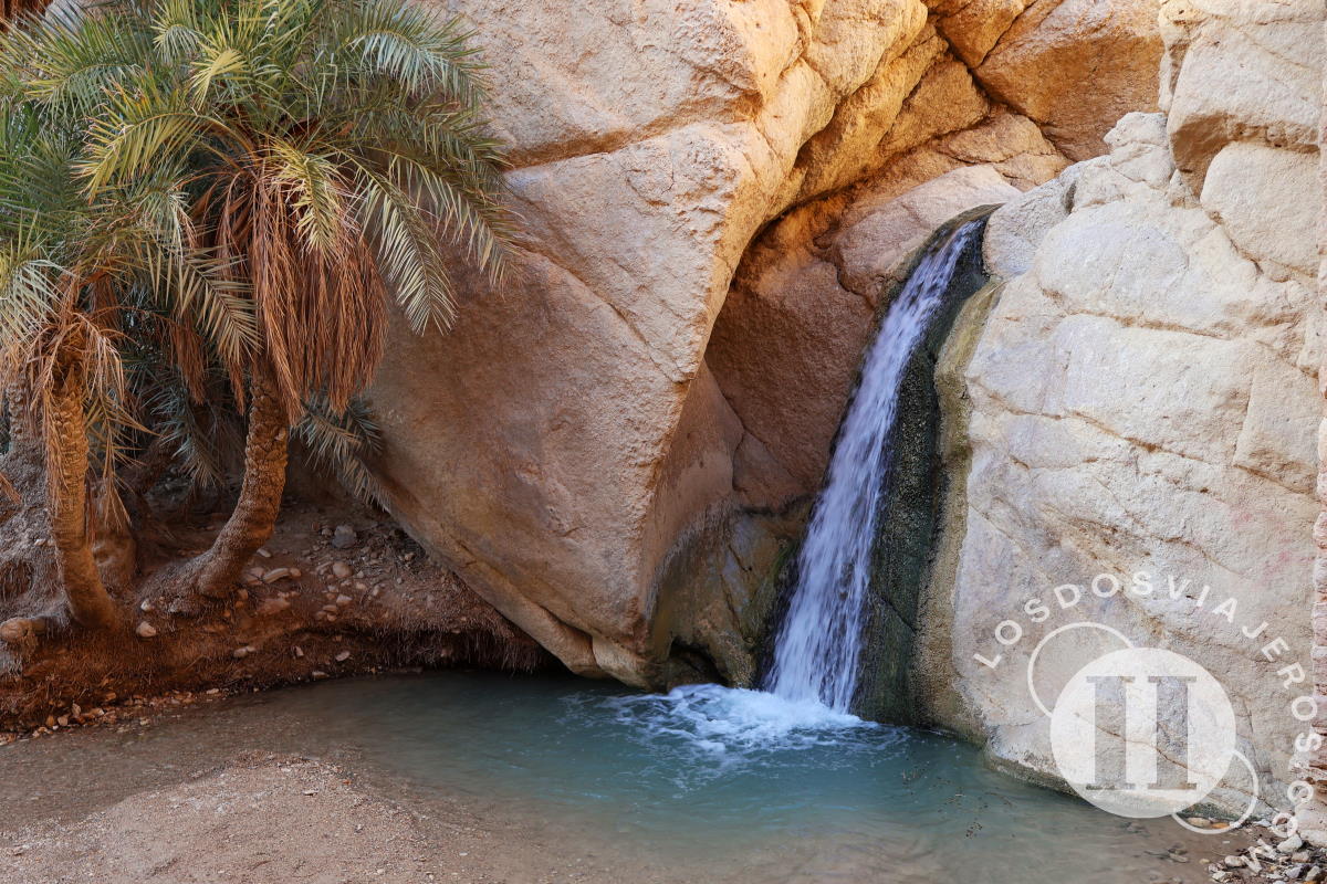 Cascada que nace del manantial